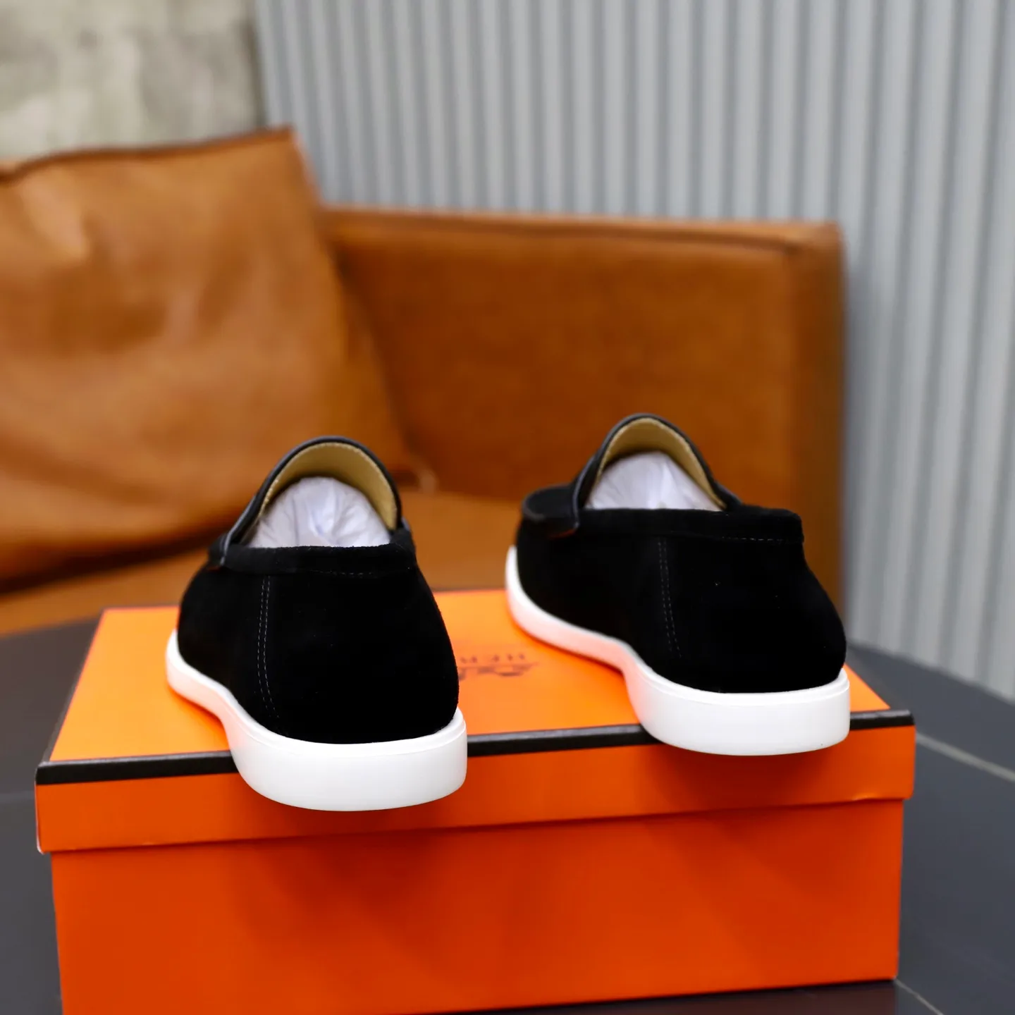 Ex-factory price: 540💰Hermès/Hermès slip-on men's shoes. This shoe is made of imported cow suede leather, with simple and smooth lines, and a 3CM rubber foam ultra-light sole combined with aerodynamic design! Youthful and fashionable, H button decoration, contrasting leather embellishment on the heel, calf lining to gently wrap your feet, with embossed logo cowhide feet, leather rock strips, casual and urban style, highlighting youthful vitality, sports and leisure version, super versatile Size number: 38-39-40-41-42-43-44 Standard leather shoe size (45 can be customized but does not support returns)